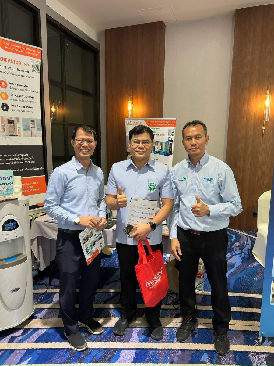 ภาพถ่ายร่วมกับผู้เข้าร่วมงานหน้าบูธ UniqueTec